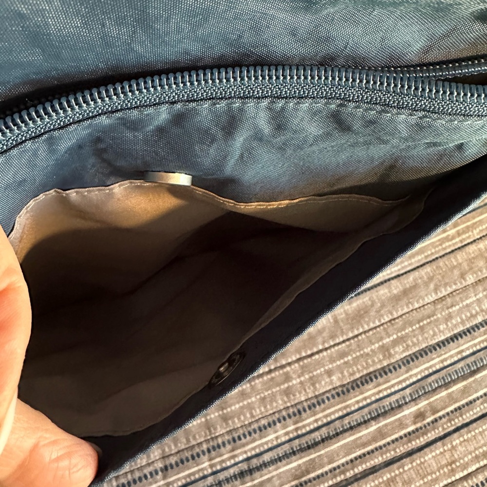 Baggallini medium sized blue gray crossbody bag, EUC - Picture 6 of 8